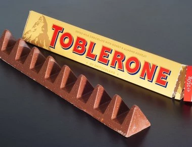 Βλέπετε τη «μυστική» εικόνα που κρύβεται στο κουτί της Toblerone; (φωτό)